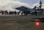 Image USS Constellation lancement avion pendant la guerre de Vietnam Station Yankee Vietnam, 1967, de la seconde 27 séquences d'archives historiques vidéo 65675042047