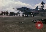 Image USS Constellation lancement avion pendant la guerre de Vietnam Station Yankee Vietnam, 1967, de la seconde 29 séquences d'archives historiques vidéo 65675042047