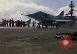 Image USS Constellation lancement avion pendant la guerre de Vietnam Station Yankee Vietnam, 1967, de la seconde 30 séquences d'archives historiques vidéo 65675042047
