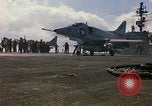 Image USS Constellation lancement avion pendant la guerre de Vietnam Station Yankee Vietnam, 1967, de la seconde 31 séquences d'archives historiques vidéo 65675042047