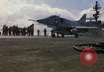 Image USS Constellation lancement avion pendant la guerre de Vietnam Station Yankee Vietnam, 1967, de la seconde 33 séquences d'archives historiques vidéo 65675042047