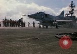 Image USS Constellation lancement avion pendant la guerre de Vietnam Station Yankee Vietnam, 1967, de la seconde 35 séquences d'archives historiques vidéo 65675042047