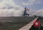 Image USS Constellation lancement avion pendant la guerre de Vietnam Station Yankee Vietnam, 1967, de la seconde 54 séquences d'archives historiques vidéo 65675042047