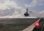 Image USS Constellation lancement avion pendant la guerre de Vietnam Station Yankee Vietnam, 1967, de la seconde 58 séquences d'archives historiques vidéo 65675042047