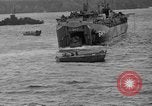 Standbild Landungsboote Tanks Okinawa Ryukyu Inseln, 1945, aus Sekunde 53 historischem Filmmaterial Videoclip 65675042110