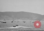 Standbild Rauch Bildschirm auf Iheya Jima Strand Iheya Jima Japan, 1945, aus Sekunde 13 historischem Filmmaterial Videoclip 65675042117