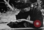 Standbild verletzten Japaner auf Iheya Jima Iheya Jima Japan, 1945, aus Sekunde 47 historischem Filmmaterial Videoclip 65675042118