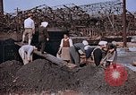 Standbild japanische Arbeiter Nagasaki Japan, 1946, aus Sekunde 47 historischem Filmmaterial Videoclip 65675042192