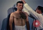 Standbild ärztliche Untersuchung United States USA, 1943, aus Sekunde 7 historischem Filmmaterial Videoclip 65675042212