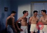 Standbild ärztliche Untersuchung United States USA, 1943, aus Sekunde 16 historischem Filmmaterial Videoclip 65675042212