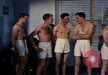 Standbild ärztliche Untersuchung United States USA, 1943, aus Sekunde 17 historischem Filmmaterial Videoclip 65675042212