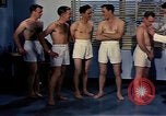 Standbild ärztliche Untersuchung United States USA, 1943, aus Sekunde 18 historischem Filmmaterial Videoclip 65675042212