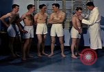 Standbild ärztliche Untersuchung United States USA, 1943, aus Sekunde 19 historischem Filmmaterial Videoclip 65675042212