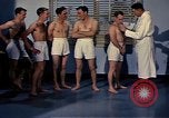 Standbild ärztliche Untersuchung United States USA, 1943, aus Sekunde 20 historischem Filmmaterial Videoclip 65675042212