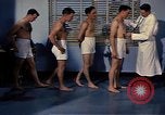Standbild ärztliche Untersuchung United States USA, 1943, aus Sekunde 24 historischem Filmmaterial Videoclip 65675042212