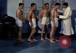 Standbild ärztliche Untersuchung United States USA, 1943, aus Sekunde 25 historischem Filmmaterial Videoclip 65675042212