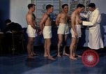 Standbild ärztliche Untersuchung United States USA, 1943, aus Sekunde 26 historischem Filmmaterial Videoclip 65675042212