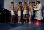 Standbild ärztliche Untersuchung United States USA, 1943, aus Sekunde 27 historischem Filmmaterial Videoclip 65675042212