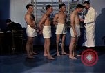 Standbild ärztliche Untersuchung United States USA, 1943, aus Sekunde 28 historischem Filmmaterial Videoclip 65675042212