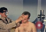 Standbild ärztliche Untersuchung United States USA, 1943, aus Sekunde 29 historischem Filmmaterial Videoclip 65675042212