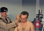 Standbild ärztliche Untersuchung United States USA, 1943, aus Sekunde 30 historischem Filmmaterial Videoclip 65675042212