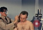 Standbild ärztliche Untersuchung United States USA, 1943, aus Sekunde 31 historischem Filmmaterial Videoclip 65675042212