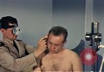 Standbild ärztliche Untersuchung United States USA, 1943, aus Sekunde 32 historischem Filmmaterial Videoclip 65675042212