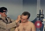 Standbild ärztliche Untersuchung United States USA, 1943, aus Sekunde 35 historischem Filmmaterial Videoclip 65675042212