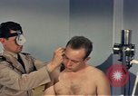 Standbild ärztliche Untersuchung United States USA, 1943, aus Sekunde 36 historischem Filmmaterial Videoclip 65675042212