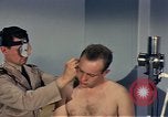Standbild ärztliche Untersuchung United States USA, 1943, aus Sekunde 37 historischem Filmmaterial Videoclip 65675042212