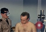 Standbild ärztliche Untersuchung United States USA, 1943, aus Sekunde 39 historischem Filmmaterial Videoclip 65675042212