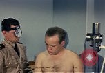 Standbild ärztliche Untersuchung United States USA, 1943, aus Sekunde 40 historischem Filmmaterial Videoclip 65675042212
