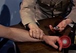 Standbild ärztliche Untersuchung United States USA, 1943, aus Sekunde 43 historischem Filmmaterial Videoclip 65675042212