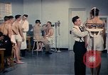 Standbild ärztliche Untersuchung United States USA, 1943, aus Sekunde 44 historischem Filmmaterial Videoclip 65675042212