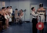 Standbild ärztliche Untersuchung United States USA, 1943, aus Sekunde 45 historischem Filmmaterial Videoclip 65675042212