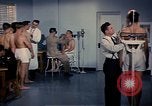 Standbild ärztliche Untersuchung United States USA, 1943, aus Sekunde 47 historischem Filmmaterial Videoclip 65675042212