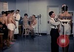 Standbild ärztliche Untersuchung United States USA, 1943, aus Sekunde 48 historischem Filmmaterial Videoclip 65675042212