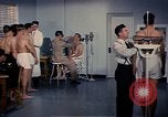 Standbild ärztliche Untersuchung United States USA, 1943, aus Sekunde 51 historischem Filmmaterial Videoclip 65675042212