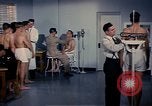 Standbild ärztliche Untersuchung United States USA, 1943, aus Sekunde 52 historischem Filmmaterial Videoclip 65675042212
