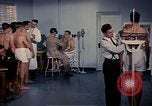 Standbild ärztliche Untersuchung United States USA, 1943, aus Sekunde 53 historischem Filmmaterial Videoclip 65675042212