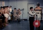 Standbild ärztliche Untersuchung United States USA, 1943, aus Sekunde 54 historischem Filmmaterial Videoclip 65675042212