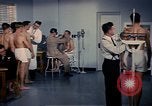 Standbild ärztliche Untersuchung United States USA, 1943, aus Sekunde 55 historischem Filmmaterial Videoclip 65675042212