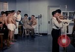 Standbild ärztliche Untersuchung United States USA, 1943, aus Sekunde 56 historischem Filmmaterial Videoclip 65675042212