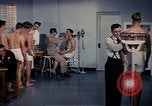 Standbild ärztliche Untersuchung United States USA, 1943, aus Sekunde 60 historischem Filmmaterial Videoclip 65675042212