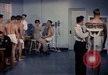 Standbild ärztliche Untersuchung United States USA, 1943, aus Sekunde 62 historischem Filmmaterial Videoclip 65675042212