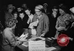Standbild jungfrau und kind mit Saint Anne Vereinigtes Königreich, 1962, aus Sekunde 25 historischem Filmmaterial Videoclip 65675042221