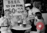 Standbild Schepps Bier angeboten zum Sonderpreis von 60 Cent pro Stunde Dallas Texas United States USA, 1935, aus Sekunde 21 historischem Filmmaterial Videoclip 65675042250