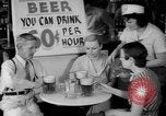 Standbild Schepps Bier angeboten zum Sonderpreis von 60 Cent pro Stunde Dallas Texas United States USA, 1935, aus Sekunde 23 historischem Filmmaterial Videoclip 65675042250