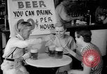 Standbild Schepps Bier angeboten zum Sonderpreis von 60 Cent pro Stunde Dallas Texas United States USA, 1935, aus Sekunde 26 historischem Filmmaterial Videoclip 65675042250