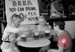 Standbild Schepps Bier angeboten zum Sonderpreis von 60 Cent pro Stunde Dallas Texas United States USA, 1935, aus Sekunde 27 historischem Filmmaterial Videoclip 65675042250